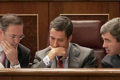 Manuel Atencia, Eduardo Zaplana, en el centro, y Ángel Acebes durante el pleno del Congreso dedicado al accidente del Yak-42.