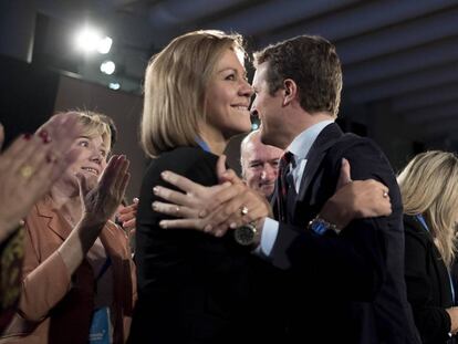 El líder del PP, Pablo Casado, y la ex secretaria general del partido y expresidenta de Castilla-La Mancha, Dolores de Cospedal, el 27 de octubre de 2018 en Sevilla.