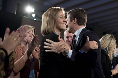 El líder del PP, Pablo Casado, y la ex secretaria general del partido y expresidenta de Castilla-La Mancha, Dolores de Cospedal, el 27 de octubre de 2018 en Sevilla.