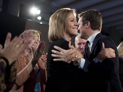 El líder del PP, Pablo Casado, y la ex secretaria general del partido y expresidenta de Castilla-La Mancha, Dolores de Cospedal, el 27 de octubre de 2018 en Sevilla.