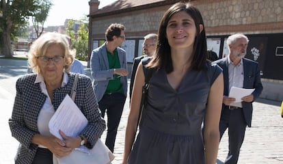 Chiara Appendino (d), alcaldesa de Turín, en un acto en Madrid en septiembre de 2017.