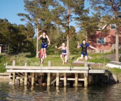 Niñas jugando en un embarcadero de Foglo, en las islas Åland (Finlandia).