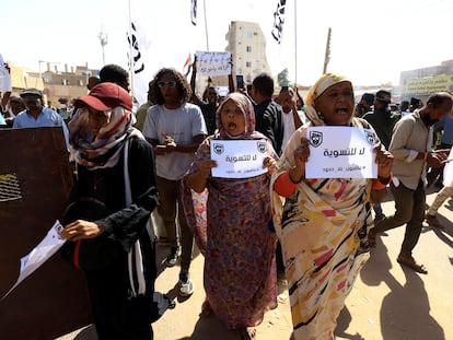 Una manifestación contra el acuerdo para reanudar la transición en Sudán, este lunes en Jartum.