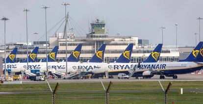 Aviones de Ryanair aparcados en el aeropuerto de Dublín.