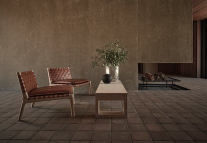 Dos butacas de cuero trenzado de Vicent Van Duysen para Zara Home. La mesa de centro, que también puede funcionar como banco, está inspirada en la estructura de la mesa de comedor del propio arquitecto. 