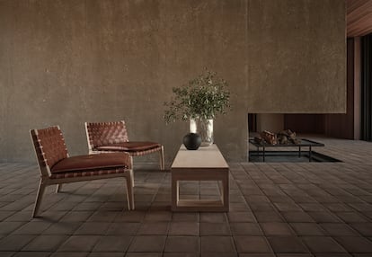 Dos butacas de cuero trenzado de Vicent Van Duysen para Zara Home. La mesa de centro, que también puede funcionar como banco, está inspirada en la estructura de la mesa de comedor del propio arquitecto.