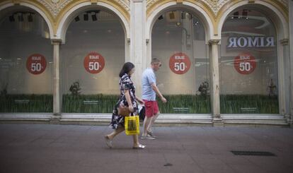 Rebajas en comercios del centro de Sevilla.