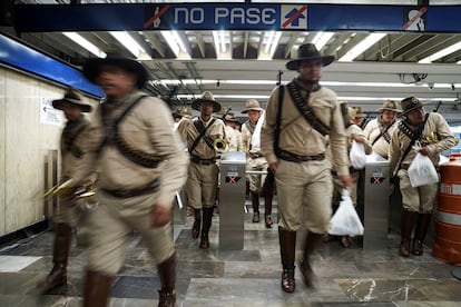 Personal militar llega al zócalo para participar en el desfile.