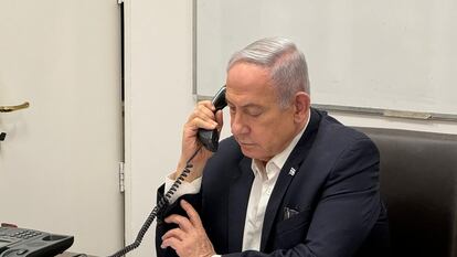Benjamín Netanyahu, durante una conversación telefónica con el presidente estadounidense, Joe Biden, el pasado 14 de abril.
