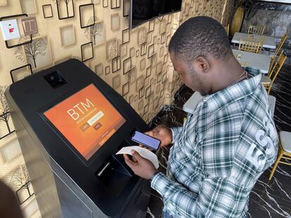 Un hombre opera con bitcoins en una máquina electrónica en Lagos, Nigeria.
