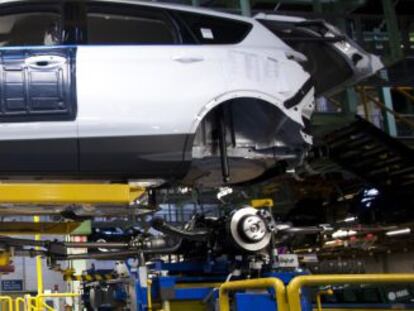 Un trabajador ensambla un motor en la planta de Ford Motor en Valencia