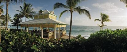 Un bar tropical en una playa de Isla Paraíso, en Bahamas.