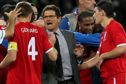 Capello celebra con Gerrard la victoria de Inglaterra sobre Eslovenia y la clasificación a octavos.