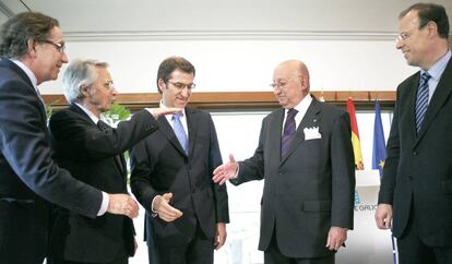 Feijóo celebra la fusión de las cajas gallegas en 2010 junto a sus gestores.