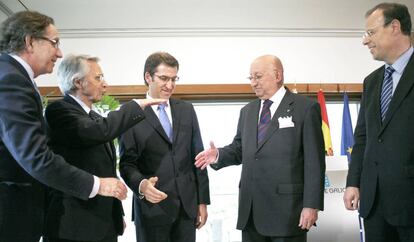 Feijóo celebra la fusión de las cajas gallegas en 2010 junto a sus gestores.
