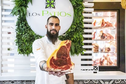 El sueño del cordobés Manuel Joven, residente desde hace casi dos décadas en Gijón, era llevar un poso de su tierra a la ciudad asturiana, además de centrar su propuesta gastronómica en la carne. El espacio, que recrea un florido patio cordobés, exhibe hermosas piezas de carne, lo que le ha convertido en parada obligatoria para los amantes de una buena chuleta.