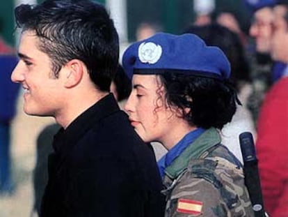 Imagen de abril de 1994 en el aeropuerto de Sevilla, correspondiente a la partida hacia Bosnia de soldados españoles.