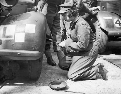 <p>Una de las anécdotas más repetidas acerca de Elizabeth se refiere a sus conocimientos de mecánica, que aprendió durante la guerra, cuando era princesa. Aquí está la prueba gráfica, procedente de abril de 1945.</p>