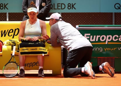 La tenista Simona Halep recibe instrucciones de su entrenador Thierry Van Cleemput, en los cuartos de final del Mutua Madrid Open, el 9 de mayo de 2019.
