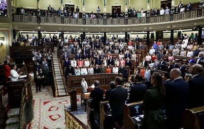 El hemiciclo guarda un minuto de silencio en memoria de Miguel Ángel Blanco. 