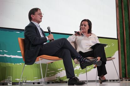 Juan Carlos Mora, Presidente de Bancolombia, habla con Pepa Bueno, directora del diario EL PAÍS, durante el conversatorio ‘El reto de la sostenibilidad en el siglo XXI: economía, sociedad, empresa privada y medio ambiente’.