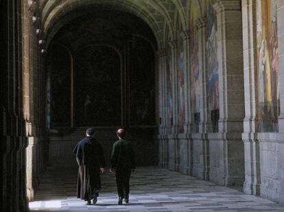 Dos monjes agustinos paseando por el claustro del monasterio de El Escorial.