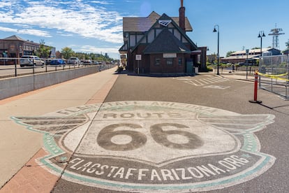 Una señal de la Ruta 66 en la estación de tren de Flagstaff.