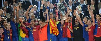 Puyol levanta la Copa de Europa, la tercera del conjunto azulgrana, junto al resto de jugadores del Barcelona.