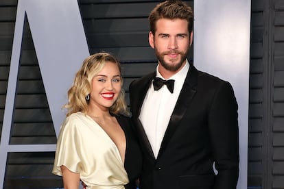 Miley Cyrus y Liam Hemsworth – Conformaron una de las parejas jóvenes más mediáticas del Hollywood reciente. Tras conocerse en el set de la película La última canción, Cyrus, con solo 19 años, anunciaba en 2012 la “felicidad” por su compromiso. Seis años después se casaron en secreto en Nashville y en menos de un año se divorciaron. La cantante afirmó que el matrimonio había sido “un auténtico desastre” y hoy triunfa con su tema Flowers, repleto de dardos a su exmarido.