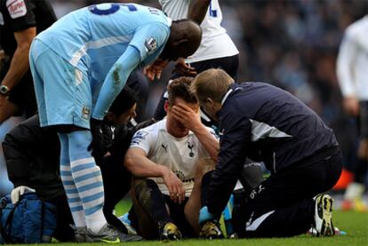 Balotelli se disculpa ante Parker tras el pisotón.