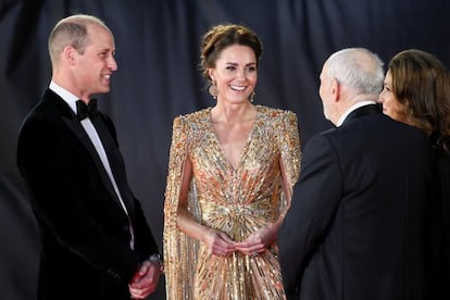 Guillermo de Inglaterra y Kate Middleton, a su llegada al estreno de 'Sin tiempo para morir', la 25º película de la saga del espía James Bond, charlan con los productores Michael G. Wilson y Barbara Broccoli.