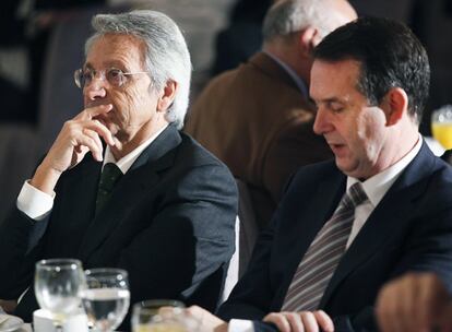 Julio Fernández Gayoso (izquierda) y el alcalde de Vigo, Abel Caballero, ayer en Santiago durante una conferencia de Manuel Vázquez.