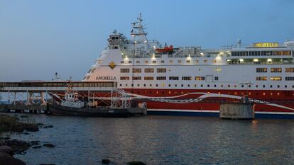 Crucero Amorella, de Viking, atracando en el puerto de Langnas, en la costa de Jarso (islas Aland, Finlandia), en septiembre de 2020.