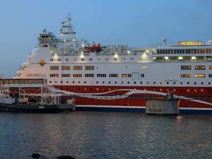 Crucero Amorella, de Viking, atracando en el puerto de Langnas, en la costa de Jarso (islas Aland, Finlandia), en septiembre de 2020.