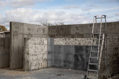 Desmontaje de las placas en eel cementerio de La Almudena el pasado mes de noviembre.