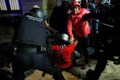 Varios manifestantes son empujados por agentes de los Mossos d'Esquadra al tratar de entrar en el edificio del Parlament en Barcelona.
