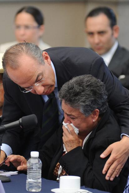 El presidente Felipe Calderón consuela a María Elena Herrera, una mujer que ha perdido a varios familiares, el jueves en la capital de México.