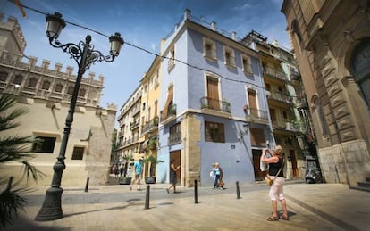 La casa de Jaume Roig, al costat de la Llotja de València, en la cantonada dels carrers de Cordellats i de les Danses.