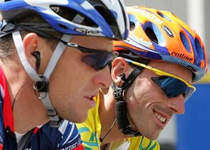 Armstrong, a la izquierda, y Mayo charlan durante la etapa de  ayer de la Dauphiné Libéré.