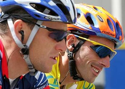 Armstrong, a la izquierda, y Mayo charlan durante la etapa de ayer de la Dauphiné Libéré.