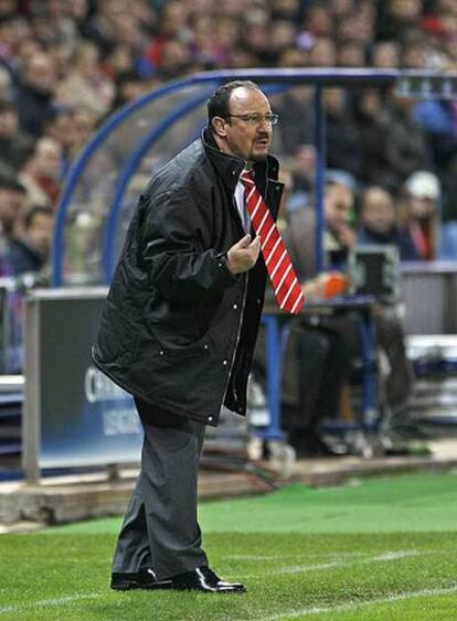 Benítez da instrucciones durante el partido.