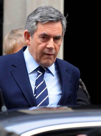 El primer ministro británico, Gordon Brown, abandona su residencia en Downing Street para asistir a la sesión de control al Gobierno en la Cámara