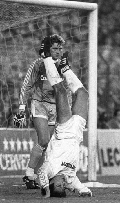 REAL MADRID, 2 - BAYERN DE MÚNICH, 0. Leo Beenhakker era el entrenador del Real Madrid en la temporada 87/88. Ese año, los blancos se enfrentaron al Bayern de Múnich en el camino de la séptima Copa de Europa, aunque no conseguirían el título hasta 10 años después. Ese 16 de marzo de 1988, el Madrid tenía que remontar el 3-2 que se trajo de renta el Bayern. Un remate de cabeza de Jankovic, tras rebotar en el visitante Flick, y Míchel consiguieron remontar la eliminatoria en la primera parte y el equipo mantuvo con solvencia su portería a cero el resto del partido. En la imagen, el portero del Bayern Pfaff observa la voltereta que realiza Hugo Sánchez tras fallar un remate.