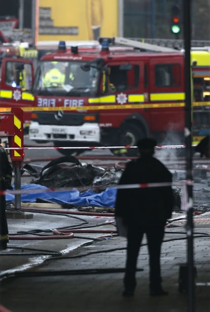 Varios escombros  Un helic&oacute;ptero se estrell&oacute; contra una gr&uacute;a cerca de una estaci&oacute;n de tren en el centro de Londres durante la hora punta de la ma&ntilde;ana del mi&eacute;rcoles, estallando en llamas y lanzando columnas de humo en el aire.