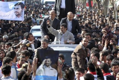 El presidente de Irán, Mahmud Ahmadineyad, saluda a sus seguidores en Shahrekord, al oeste del país.