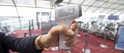 Control de temperatura antes del embarque a un vuelo de Air France.