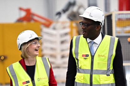 El ministro de Economía del Reino Unido, Kwasi Kwarteng, y la primera ministra, Liz Truss, en un momento de su visita a una fábrica de viviendas modulares en Northfleet (Inglaterra), este viernes.