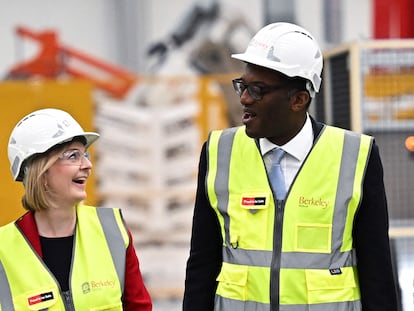 El ministro de Economía del Reino Unido, Kwasi Kwarteng, y la primera ministra, Liz Truss, en un momento de su visita a una fábrica de viviendas modulares en Northfleet (Inglaterra), este viernes.