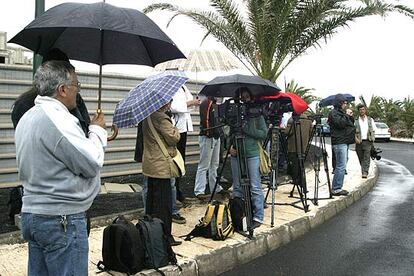 Como ocurre desde el nacimiento en otoño de la Infanta Leonor, decenas de medios de comunicación han seguido hasta las Canarias a los primerizos. Afortunadamente para ellos, la lluvia que caía ayer, cuando fue tomada esta instantánea, ha dado paso hoy a una mañana radiante, ideal para la sesión fotográfica.