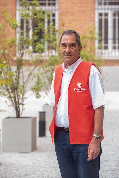 Javier Hernando, secretario general de Cáritas Madrid en el patio del edificio de la ONG